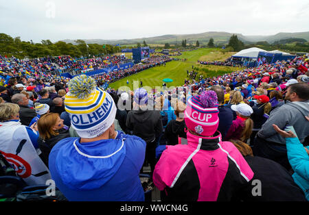 Auchterarder, Ecosse, Royaume-Uni. 15 septembre 2019. Matchs dimanche sur dernier jour au 2019 Solheim Cup sur le cours du Centenaire à Gleneagles. Sur la photo ; Avis de fans au 1er tee à partir de la tribune avant de commencer de jouer le dimanche. Iain Masterton/Alamy Live News Banque D'Images