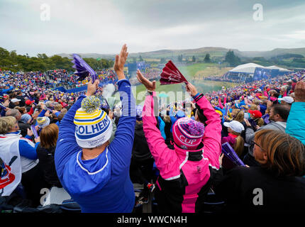 Auchterarder, Ecosse, Royaume-Uni. 15 septembre 2019. Dimanche matchs omn dernière journée à 2019 Solheim Cup sur le cours du Centenaire à Gleneagles. Sur la photo ; Avis de fans au 1er tee à partir de la tribune avant de commencer de jouer le dimanche. Iain Masterton/Alamy Live News Banque D'Images