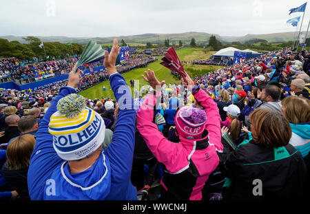 Auchterarder, Ecosse, Royaume-Uni. 15 septembre 2019. Matchs dimanche sur dernier jour au 2019 Solheim Cup sur le cours du Centenaire à Gleneagles. Sur la photo ; Avis de fans au 1er tee à partir de la tribune avant de commencer de jouer le dimanche. Iain Masterton/Alamy Live News Banque D'Images