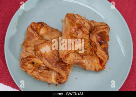 Cipollina sicilien. Une cuisine de rue typique de Sicile. Faite avec des olives, tomates, jambon, l'oignon et le fromage. Banque D'Images