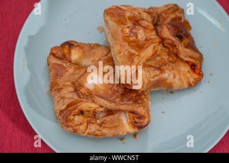 Cipollina sicilien. Une cuisine de rue typique de Sicile. Faite avec des olives, tomates, jambon, l'oignon et le fromage. Banque D'Images