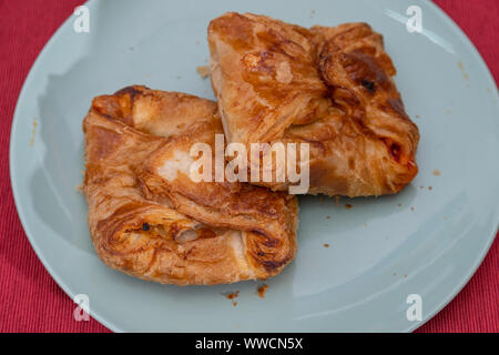 Cipollina sicilien. Une cuisine de rue typique de Sicile. Faite avec des olives, tomates, jambon, l'oignon et le fromage. Banque D'Images