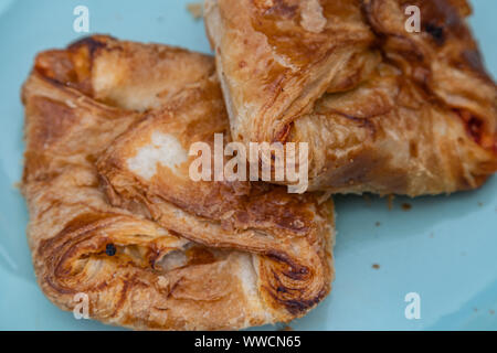 Cipollina sicilien. Une cuisine de rue typique de Sicile. Faite avec des olives, tomates, jambon, l'oignon et le fromage. Banque D'Images
