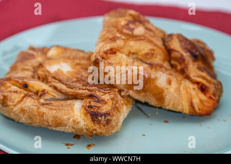Cipollina sicilien. Une cuisine de rue typique de Sicile. Faite avec des olives, tomates, jambon, l'oignon et le fromage. Banque D'Images