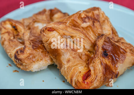 Cipollina sicilien. Une cuisine de rue typique de Sicile. Faite avec des olives, tomates, jambon, l'oignon et le fromage. Banque D'Images