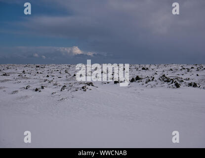 Champ couvert de neige en Islande avec des pierres de lave en Mars Banque D'Images