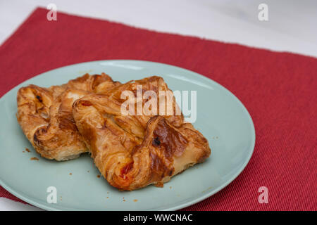 Cipollina sicilien. Une cuisine de rue typique de Sicile. Faite avec des olives, tomates, jambon, l'oignon et le fromage. Banque D'Images
