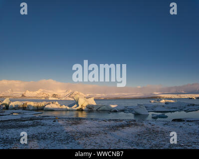 Lever du soleil sur le glacier Lagoon dans le sud de l'Islande Banque D'Images