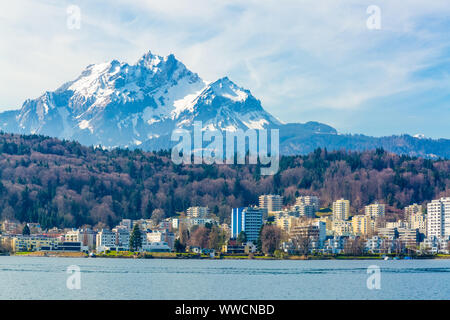 Vue sur montagne Pilatus du lac de Lucerne en Suisse Banque D'Images