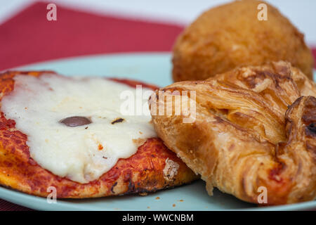 Cartocciata sicilien, Pizzetta, Cipollina et Arancino. Une rue typique de la nourriture de la Sicile. Faite avec du jambon, tomate, fromage et montée. Banque D'Images