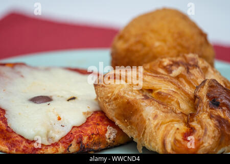 Cartocciata sicilien, Pizzetta, Cipollina et Arancino. Une rue typique de la nourriture de la Sicile. Faite avec du jambon, tomate, fromage et montée. Banque D'Images