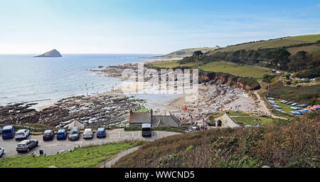 Wembury un village de South Hams près de Plymouth avec plage de sable et un sentier côtier par la Manche. En vue La Mewstone. Banque D'Images