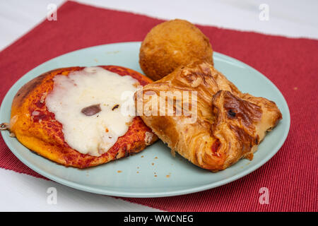 Cartocciata sicilien, Pizzetta, Cipollina et Arancino. Une rue typique de la nourriture de la Sicile. Faite avec du jambon, tomate, fromage et montée. Banque D'Images