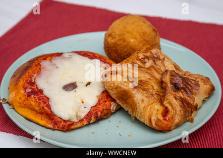 Cartocciata sicilien, Pizzetta, Cipollina et Arancino. Une rue typique de la nourriture de la Sicile. Faite avec du jambon, tomate, fromage et montée. Banque D'Images