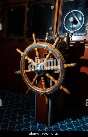 Vieux bateau, volant de cuivres et bois. Le gouvernail du navire. Voilier helm Banque D'Images