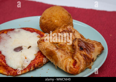 Cartocciata sicilien, Pizzetta, Cipollina et Arancino. Une rue typique de la nourriture de la Sicile. Faite avec du jambon, tomate, fromage et montée. Banque D'Images