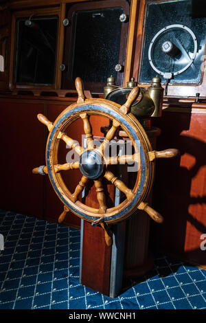 Vieux bateau, volant de cuivres et bois. Le gouvernail du navire. Voilier helm Banque D'Images