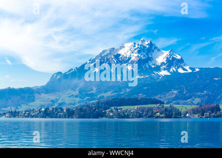 Vue sur montagne Pilatus du lac de Lucerne en Suisse Banque D'Images