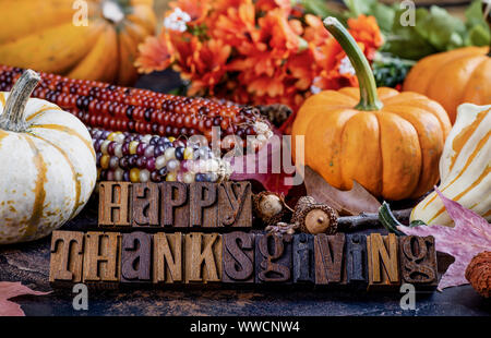 Joyeux Thanksgiving texte en bois avec un assortiment de décorations d'automne en arrière-plan Banque D'Images