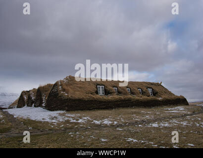 Plusieurs petites fenêtres dans le toit d'une maison de tourbe en Islande Banque D'Images