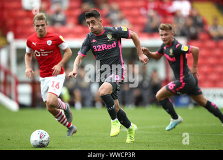 Leeds United's Pablo Hernandez (centre) est passé du Barnsley Luke Thomas au cours de la Sky Bet Championship match à Oakwell, Barnsley. Banque D'Images