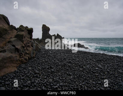 Les petites pierres de lave noire sur la plage de l'Islande en Mars Banque D'Images