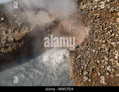 Plus de vapeur d'un trou de boue bouillante de Reykjadalur en Islande avec Banque D'Images