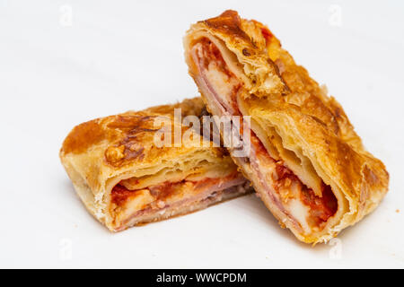 Cipollina sicilien. Une cuisine de rue typique de Sicile. Faite avec des olives, tomates, jambon, l'oignon et le fromage. Banque D'Images