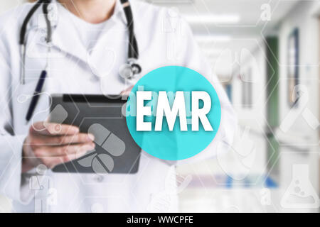 Les dossiers médicaux électroniques. EMR sur l'écran tactile avec des icônes de la médecine sur l'arrière-plan flou, médecin à l'hôpital.L'innovation, de traitement des données, de service Banque D'Images