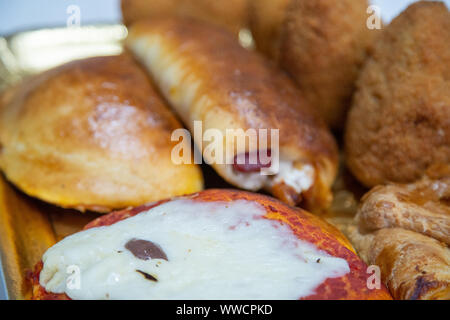 Cartocciata sicilien, Pizzetta, Cipollina et Arancino. Une rue typique de la nourriture de la Sicile. Faite avec du jambon, tomate, fromage et montée. Banque D'Images