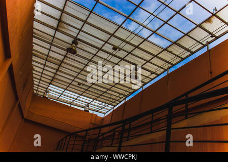 Lampang, Thaïlande - Sep 10, 2019 : La vue du ciel sur le toit de verre, le bâtiment de géologie et fossiles du Musée des sciences naturelles Lampang. Banque D'Images