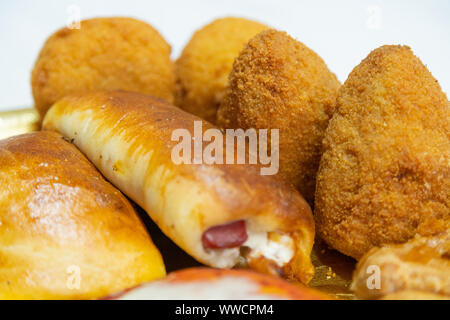 Cartocciata sicilien, Pizzetta, Cipollina et Arancino. Une rue typique de la nourriture de la Sicile. Faite avec du jambon, tomate, fromage et montée. Banque D'Images