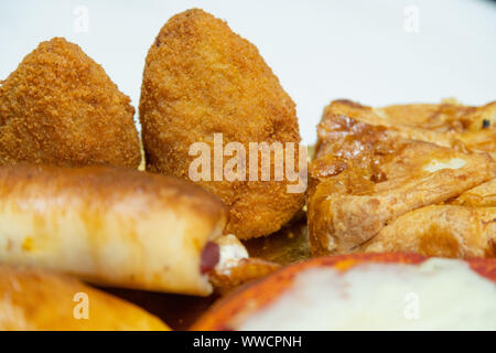 Cartocciata sicilien, Pizzetta, Cipollina et Arancino. Une rue typique de la nourriture de la Sicile. Faite avec du jambon, tomate, fromage et montée. Banque D'Images