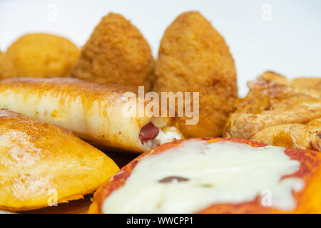 Cartocciata sicilien, Pizzetta, Cipollina et Arancino. Une rue typique de la nourriture de la Sicile. Faite avec du jambon, tomate, fromage et montée. Banque D'Images