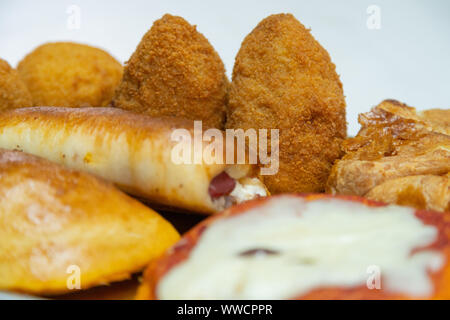 Cartocciata sicilien, Pizzetta, Cipollina et Arancino. Une rue typique de la nourriture de la Sicile. Faite avec du jambon, tomate, fromage et montée. Banque D'Images