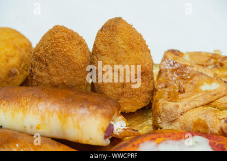 Cartocciata sicilien, Pizzetta, Cipollina et Arancino. Une rue typique de la nourriture de la Sicile. Faite avec du jambon, tomate, fromage et montée. Banque D'Images
