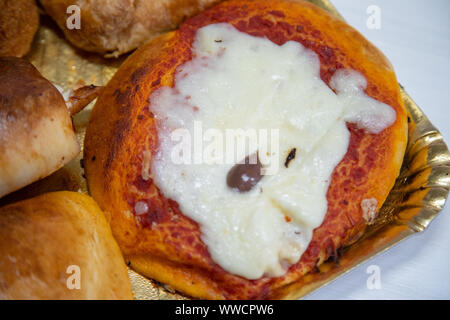 Cartocciata sicilien, Pizzetta, Cipollina et Arancino. Une rue typique de la nourriture de la Sicile. Faite avec du jambon, tomate, fromage et montée. Banque D'Images