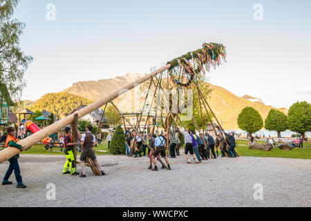 St.Gilgen, Autriche - 30 Avril 2018 : la décoration traditionnelle maypole est érigée au cours du festival folk village alpin en Autriche. Banque D'Images