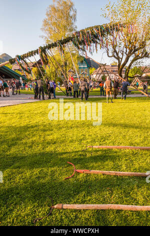 St.Gilgen, Autriche - 30 Avril 2018 : la décoration traditionnelle maypole est érigée au cours du festival folk village alpin en Autriche. Banque D'Images