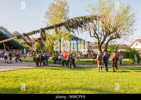 St.Gilgen, Autriche - 30 Avril 2018 : la décoration traditionnelle maypole est érigée au cours du festival folk village alpin en Autriche. Banque D'Images