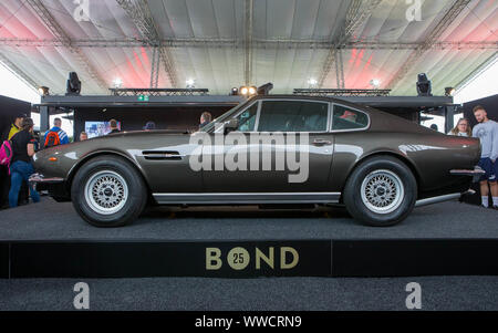 L'Aston Martin V8 B549WUU qui mettra en vedette dans le 25e film de James Bond, pas de temps pour mourir, à l'affiche à Silverstone dans le cadre de la tournée 'Bond en Banque D'Images