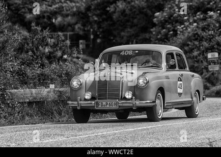 PESARO COLLE SAN BARTOLO , ITALIE - MAI 17 - 2018 : Jaguar C-TYPE 1952 sur une vieille voiture de course en rallye Mille Miglia 2018 la célèbre italie historique ra Banque D'Images