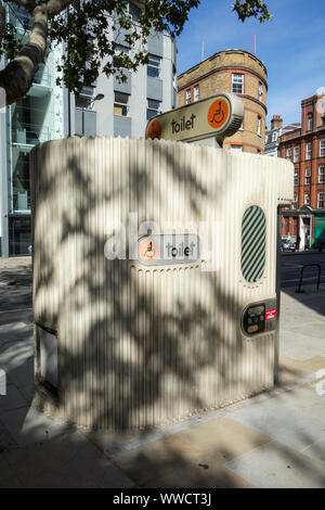 Installation de toilettes pour handicapés près de l'Édifice du levier sur Clerkenwell Road, London, EC1, UK Banque D'Images