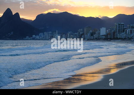 Brésil Rio de Janeiro Ipanema Beach blue hour photography Banque D'Images