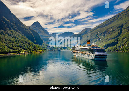 Fjord de Geiranger, belle nature de la Norvège. Le fjord est l'un des plus visités de la Norvège des sites touristiques. Fjord de Geiranger, Site du patrimoine mondial de l'UNESCO Banque D'Images