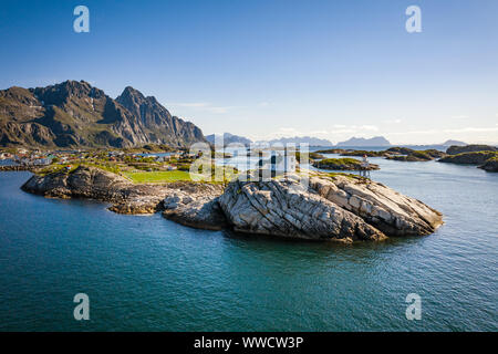 Lofoten Panorama est un archipel dans le comté de Nordland, en Norvège. Est connu pour un paysage caractéristique avec des montagnes et des pics, une mer ouverte Banque D'Images