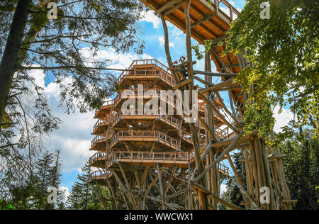 Krynica-Zdroj, Pologne. 13 Sep, 2019. L'inhabituelle charpente en bois de la 49,5 mètres de haut de la tour d'observation est situé en haut de l'Arène Slotwiny station de ski de Krynica-Zdroj, parmi les forêts de la gamme Jaworzyna Krynicka. Le pont qui mène à la tour soutenue par 18 pylônes et 87 piliers. Pour la première fois en Europe, un système de piste de deux étages a été utilisé en deux endroits. Bois de robinier a été utilisé pour construire la structure. La longueur du chemin est de 1030 mètres. Le long du parcours, les visiteurs peuvent en apprendre plus sur la nature environnante et l'histoire de la région, grâce à des e Banque D'Images