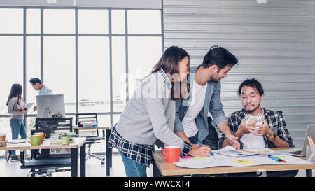 L'équipe creative designer occasionnels à table de réunion et de marcher à partir de la réunion de bureau moderne.plateau,m concept de conflit Banque D'Images