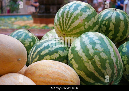 Les melons et pastèques mûres au juste de saison. Banque D'Images