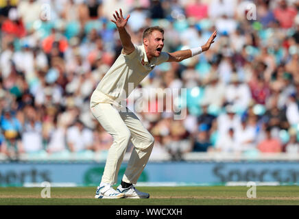 L'Angleterre Stuart sans succès large appel pour le guichet de l'Australie, Steve Smith au cours de la quatrième journée de la cinquième test match à l'Ovale de Kia, Londres. Banque D'Images